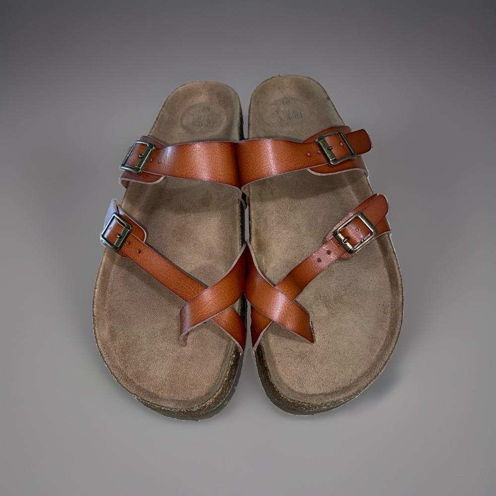 Time and True Woman's Brown 2 Strap Toe Sandals With Buckle Size 8.5. Minor Wear